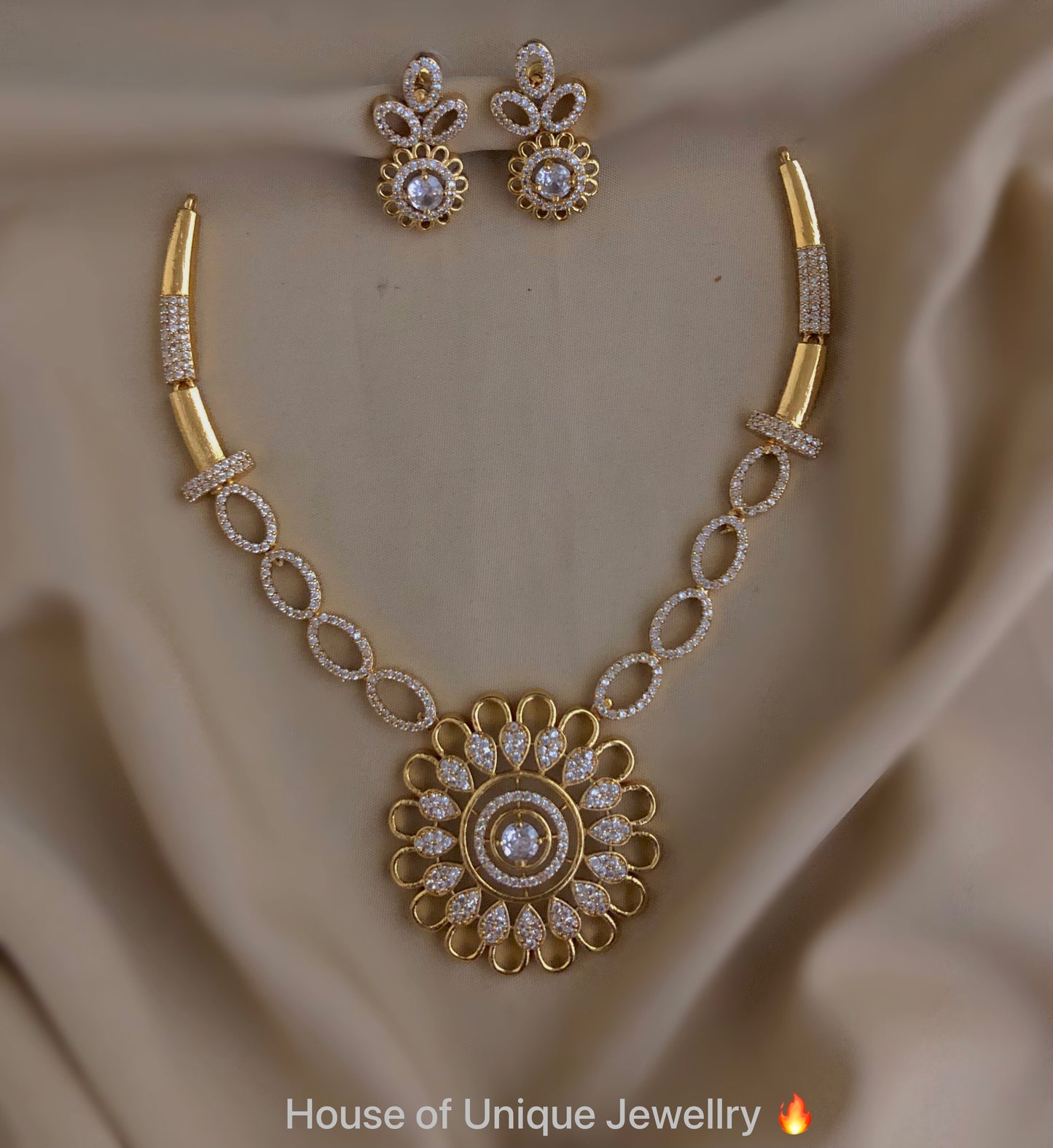 Round stone necklace