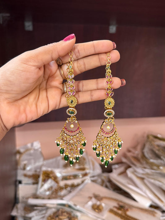 Earing with ear chain