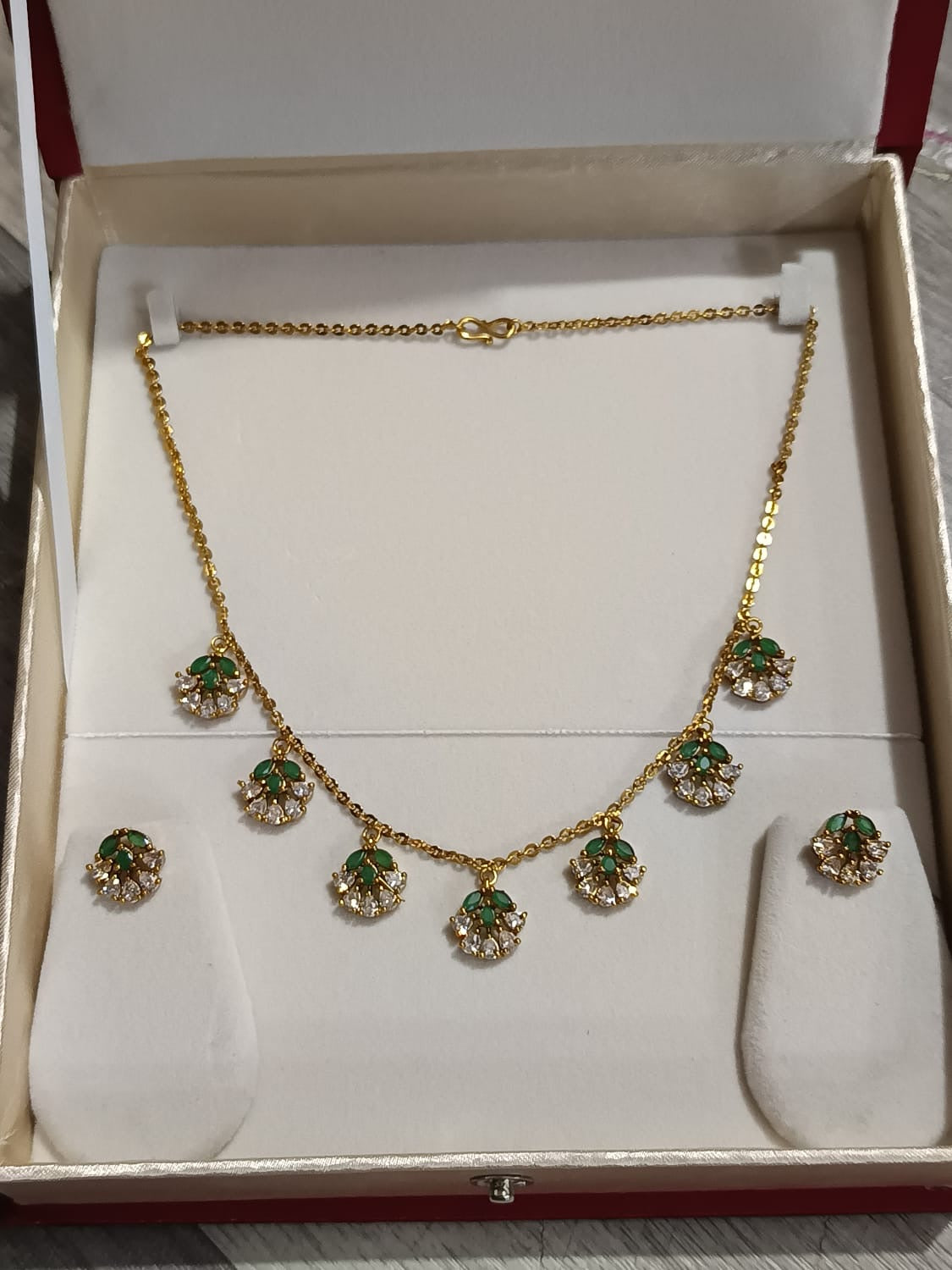 Single layer petal drop necklace