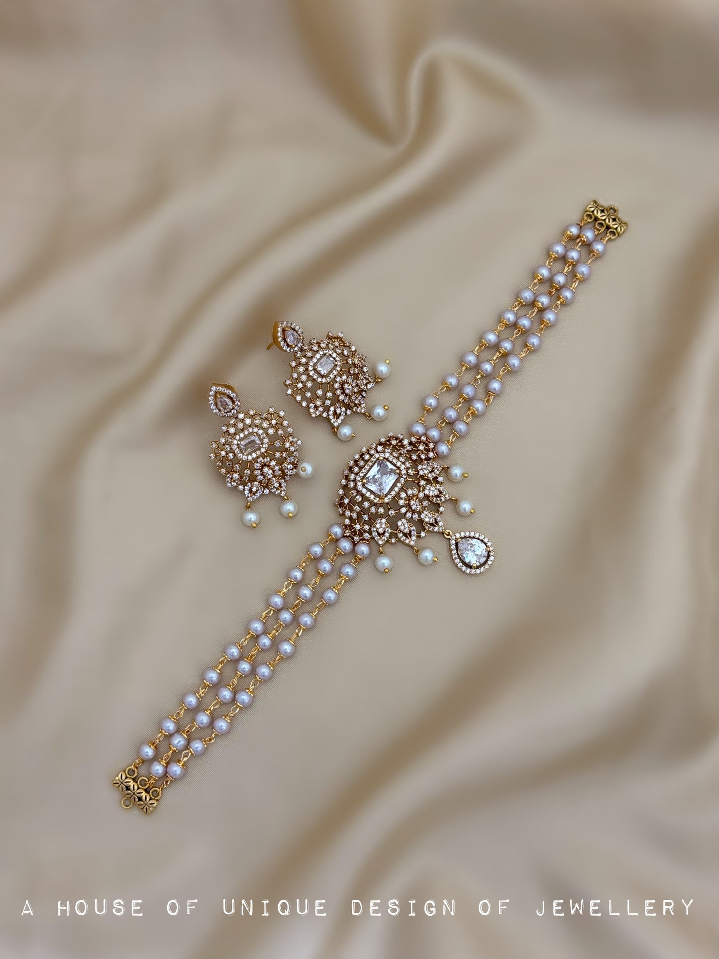 Pearl choker