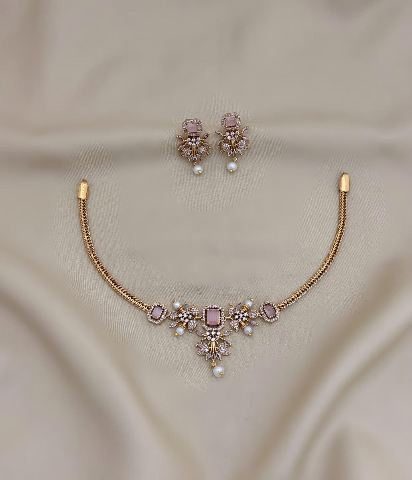Simple stone choker