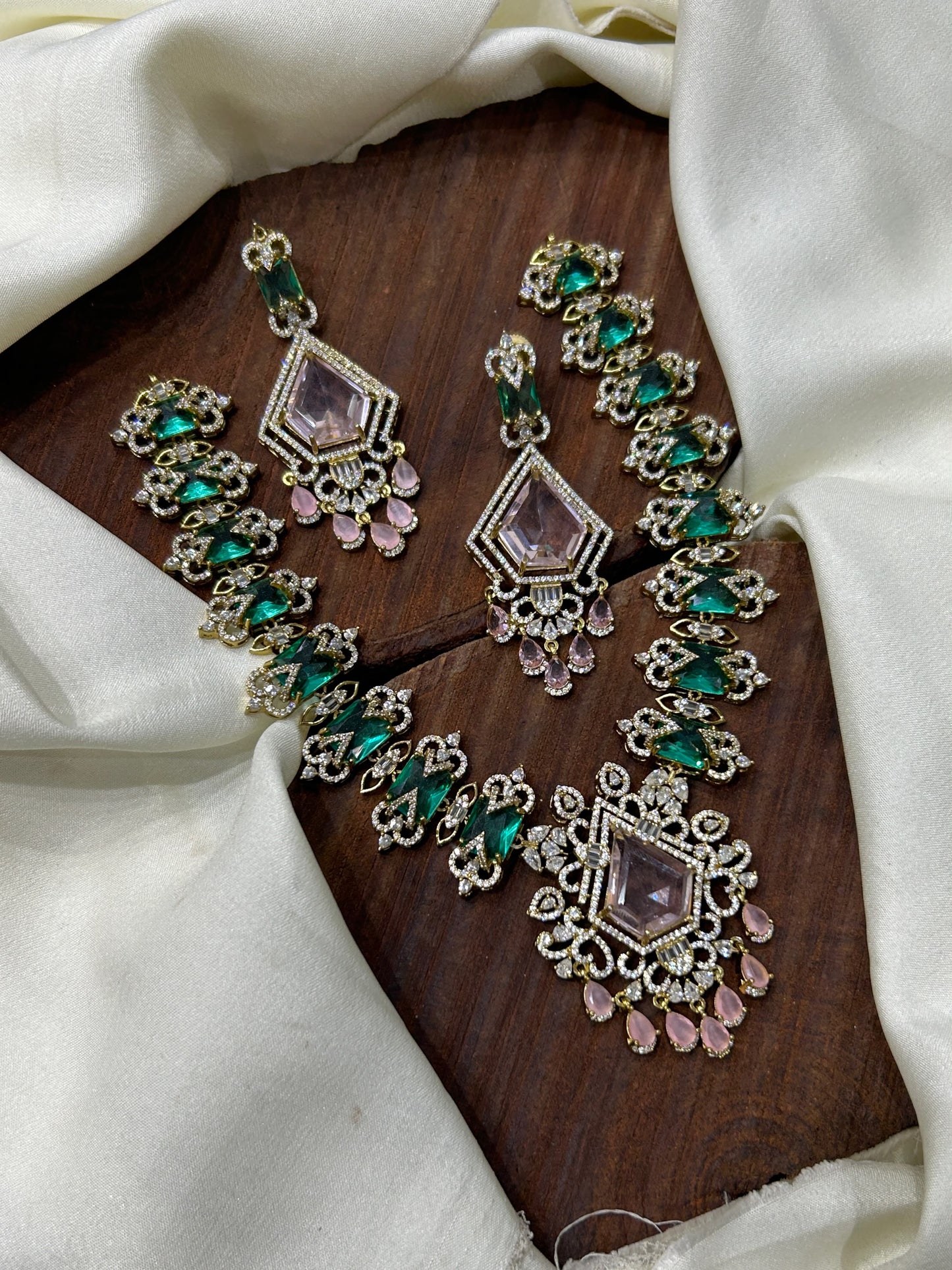 Medium elegant necklace
