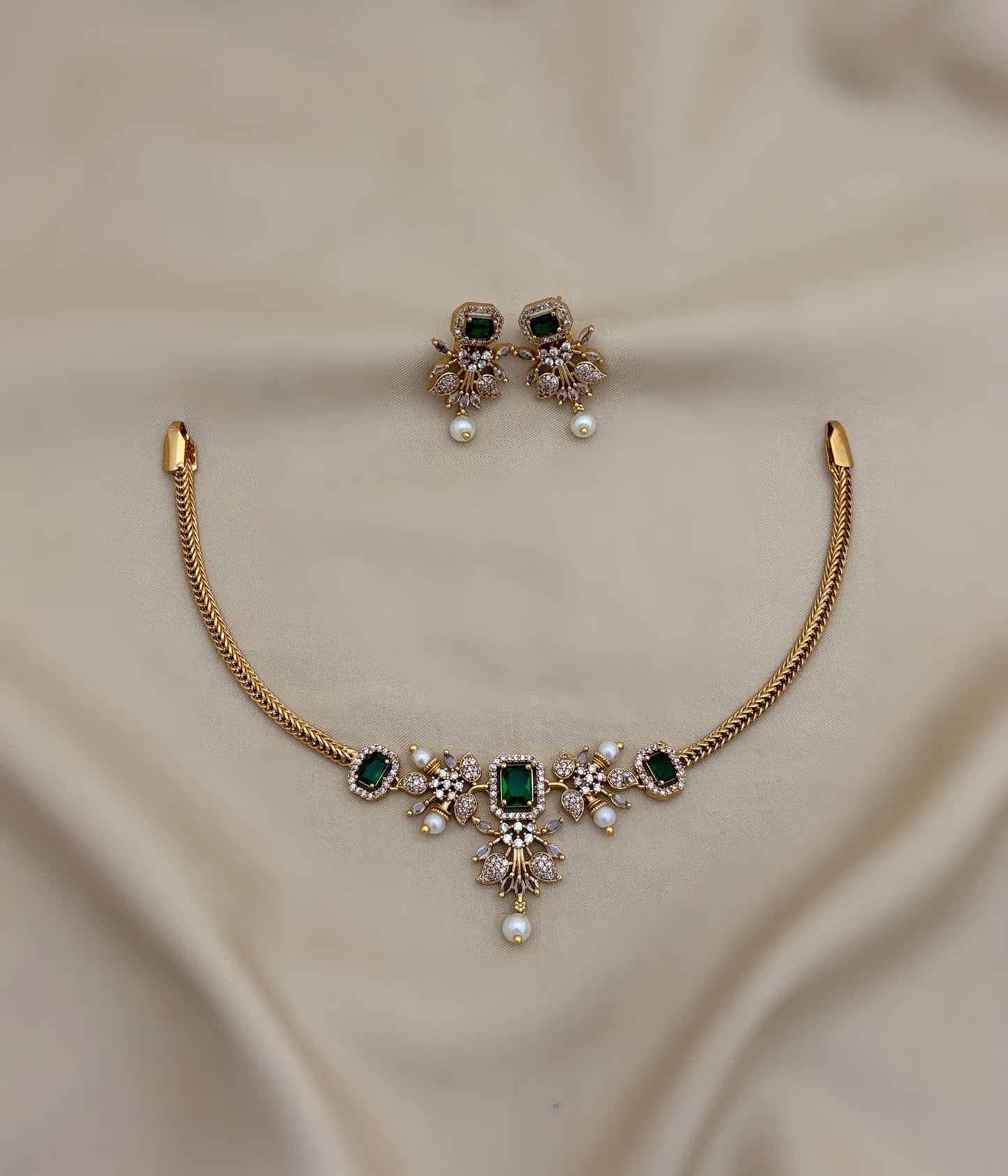 Simple stone choker