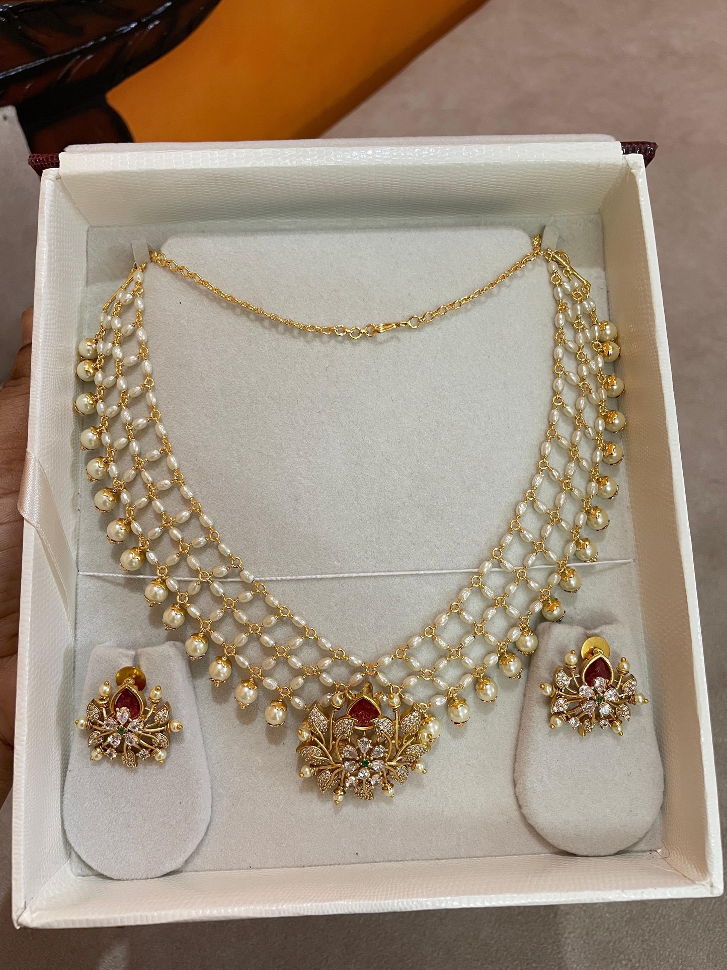 Pearl chocker