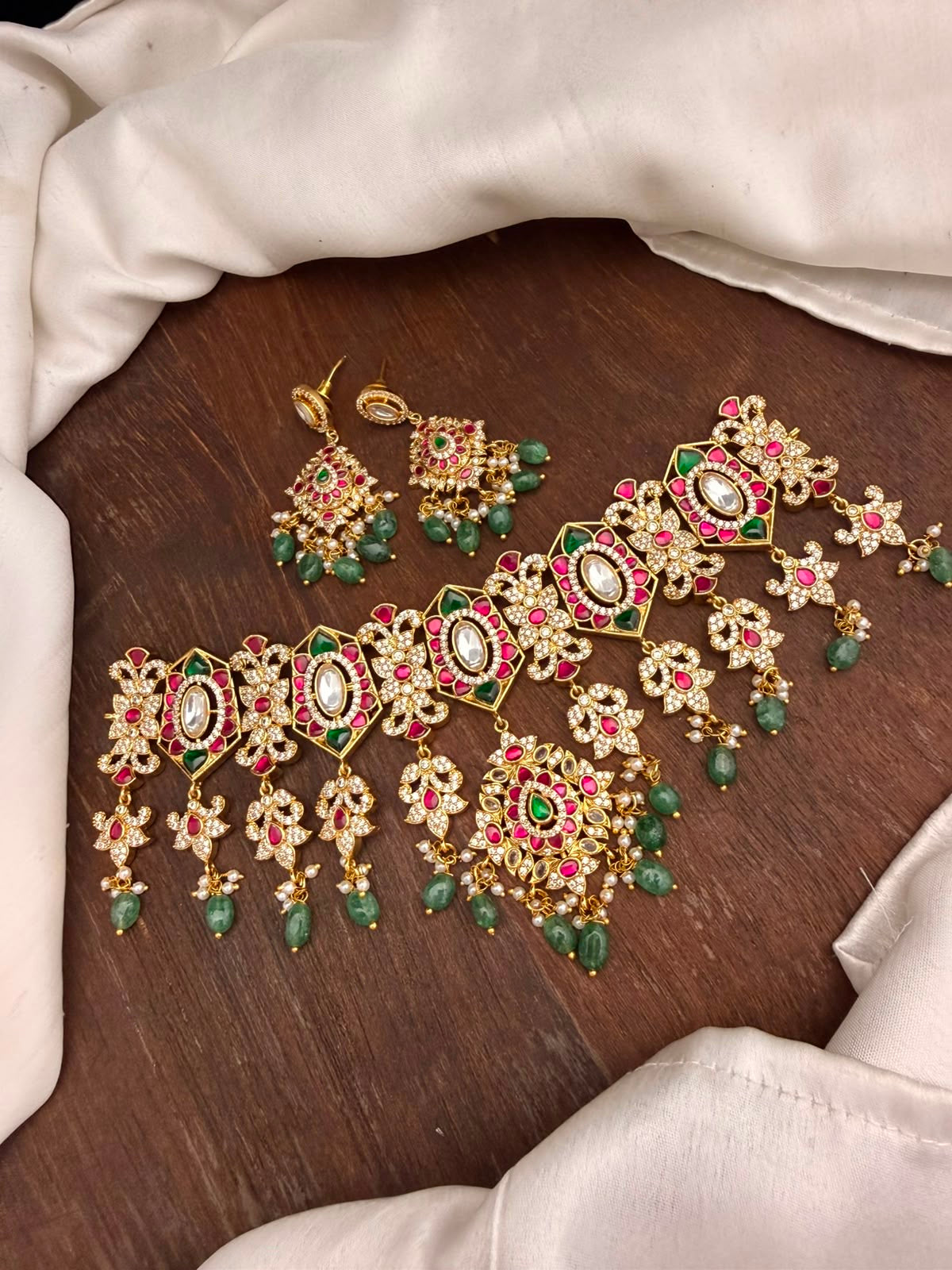 Grand jadau necklace