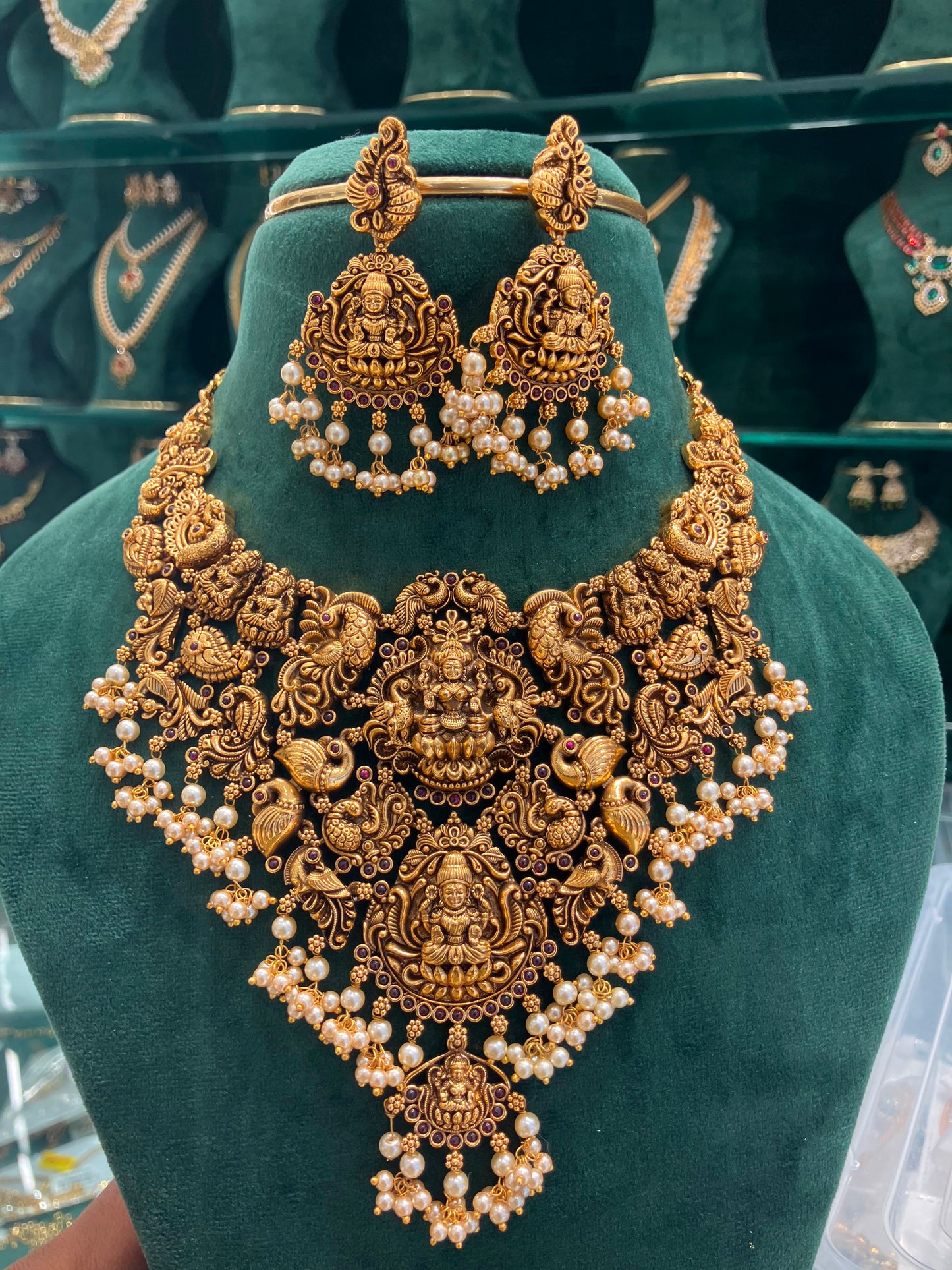Grand gold necklace