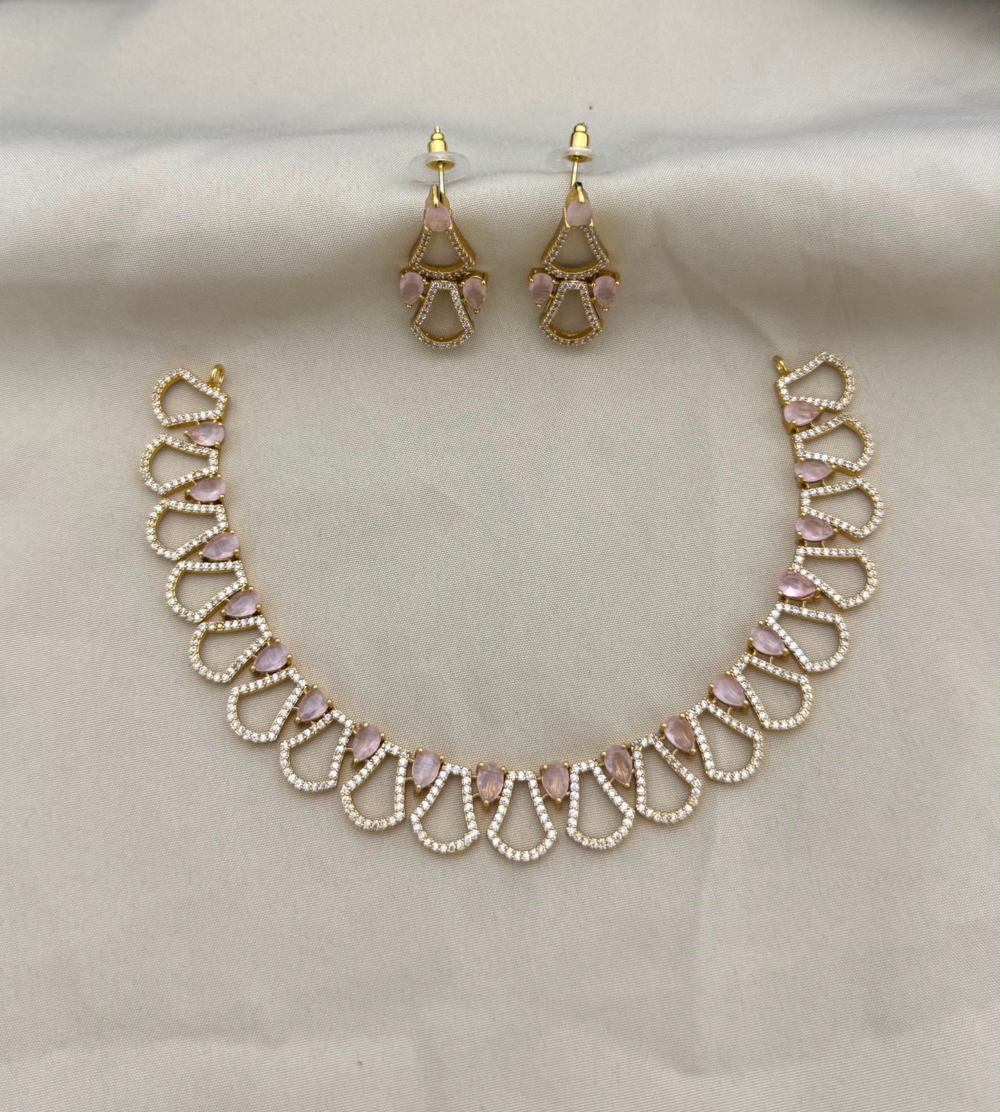 Simple petal stone necklace