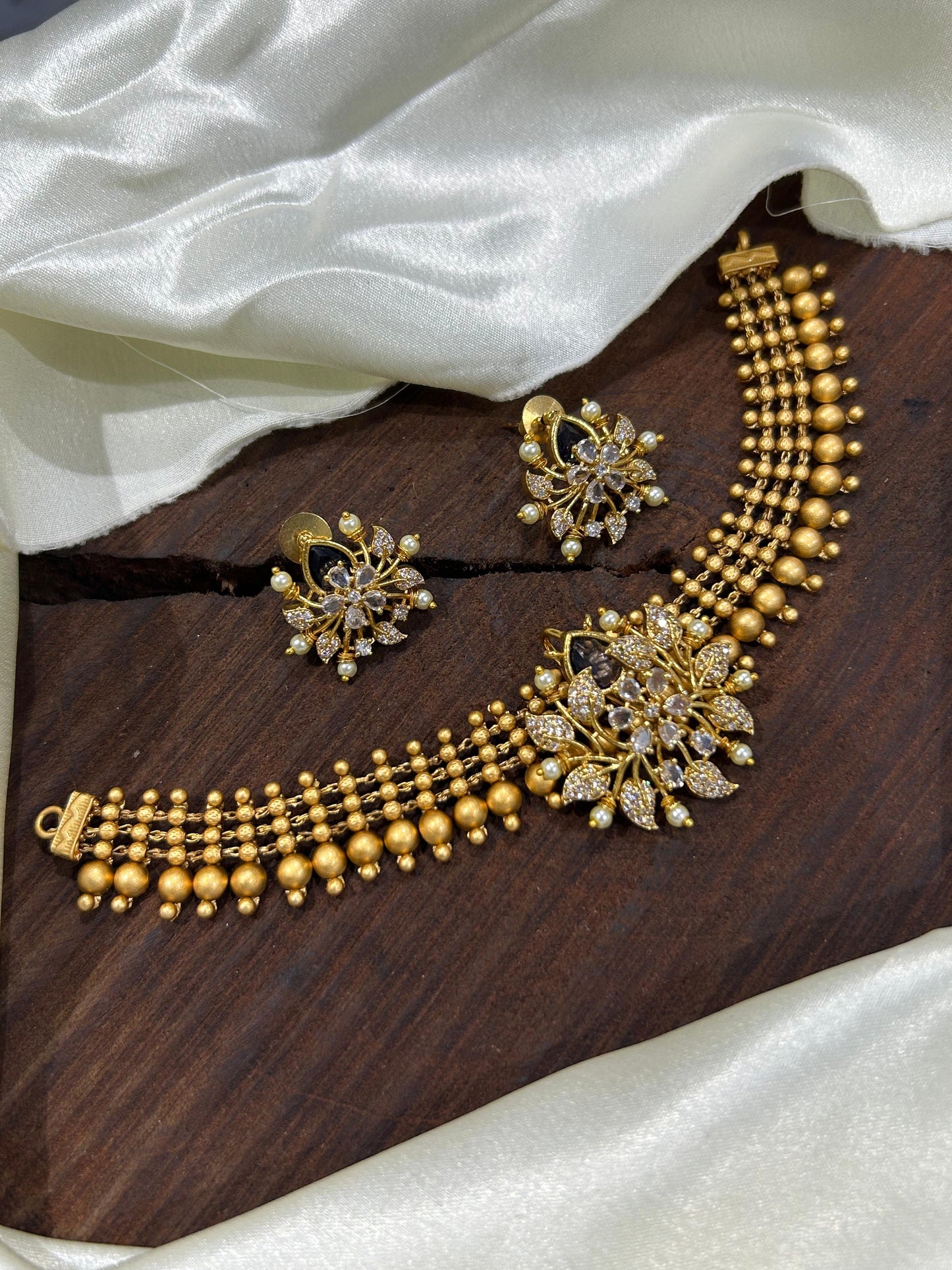 Pendent choker
