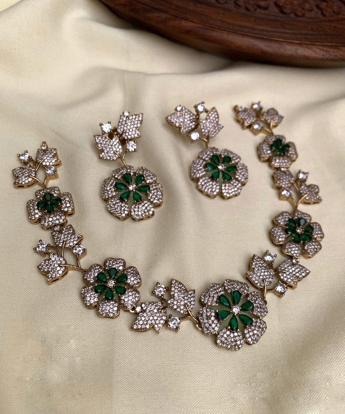 Flower design necklace