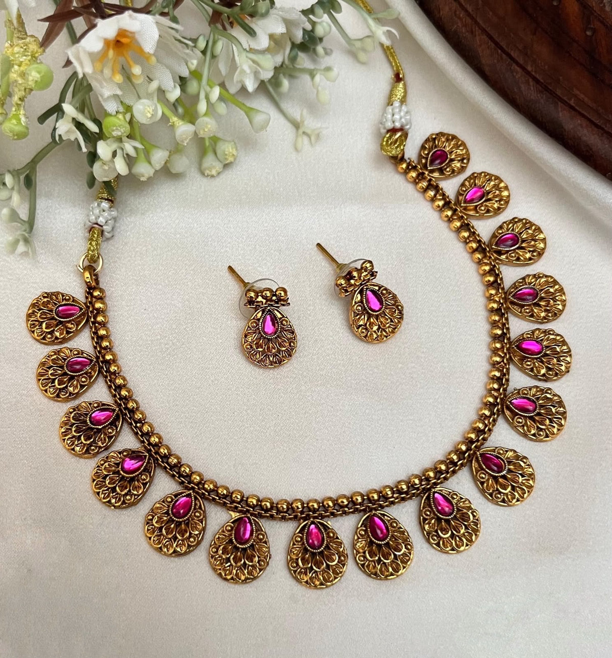 Simple petal necklace