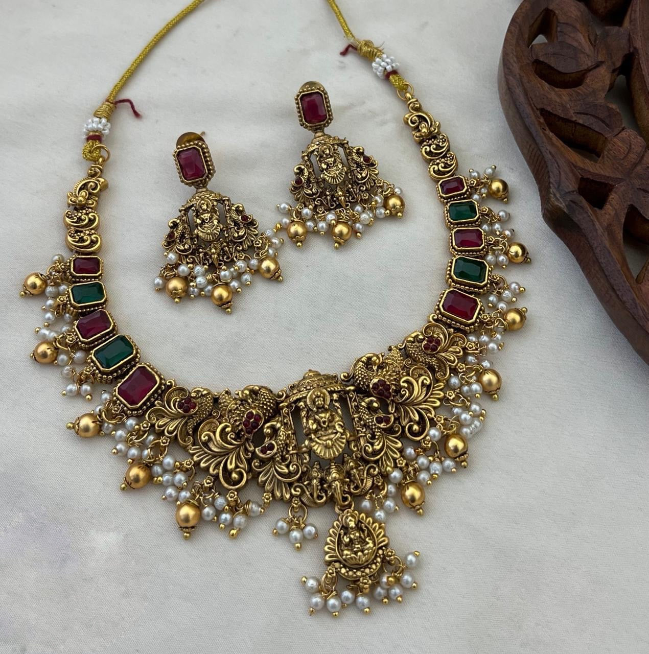 Simple bridal necklace