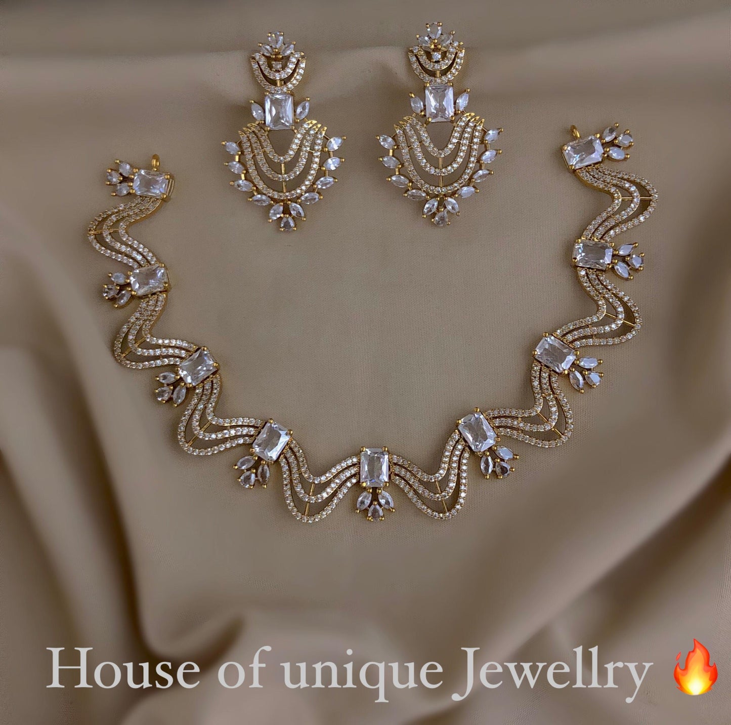 Wave design necklace