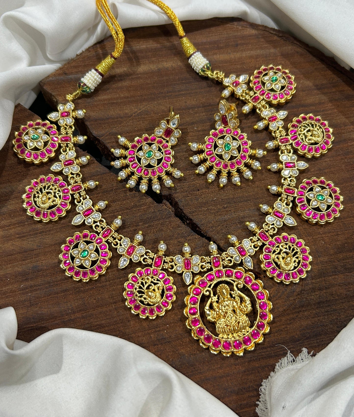 Short jadau necklace