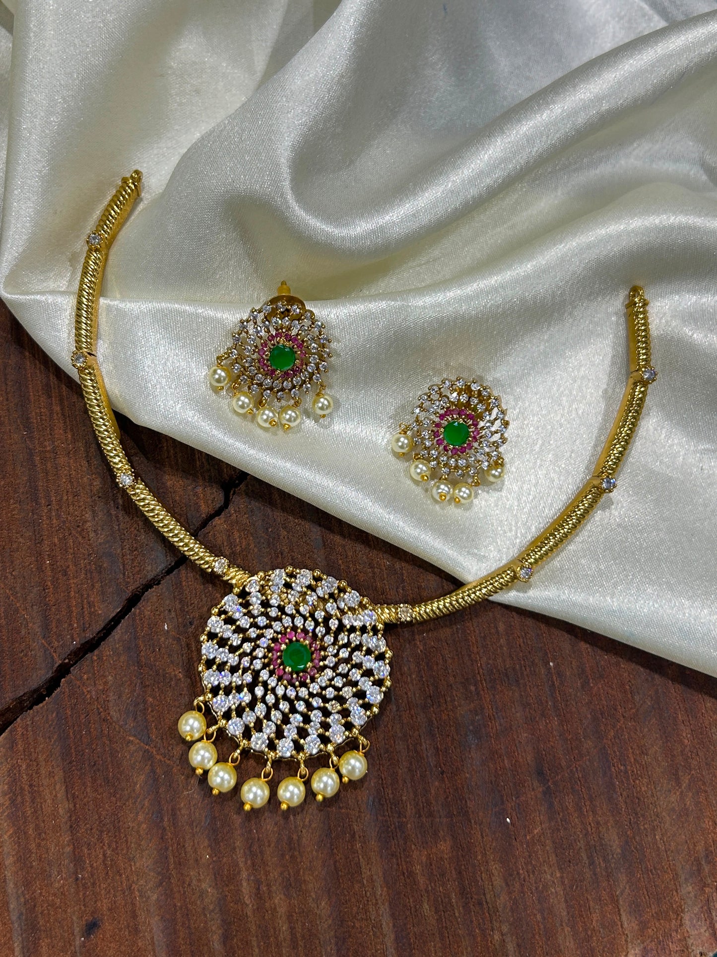 Pendent stone necklace