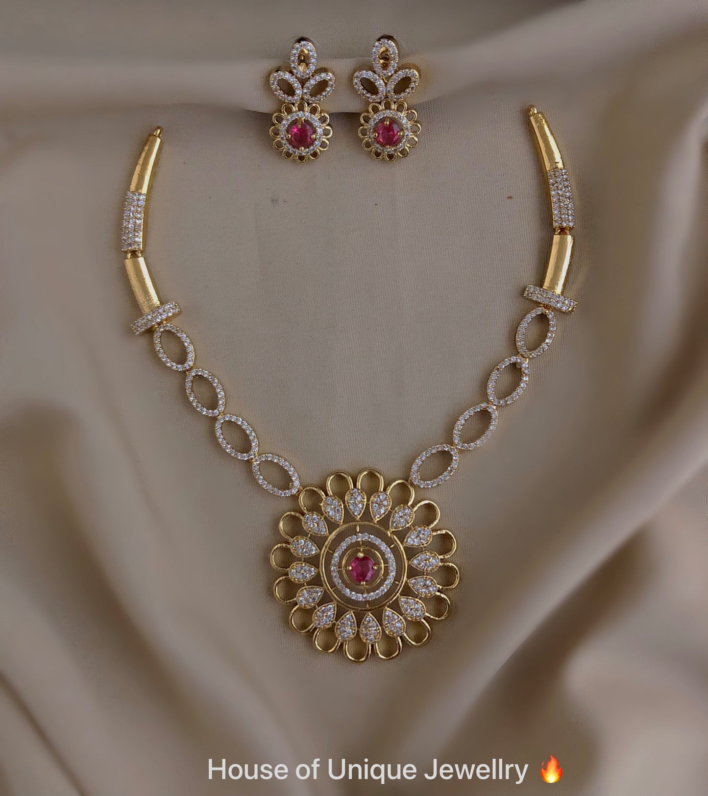 Round stone necklace