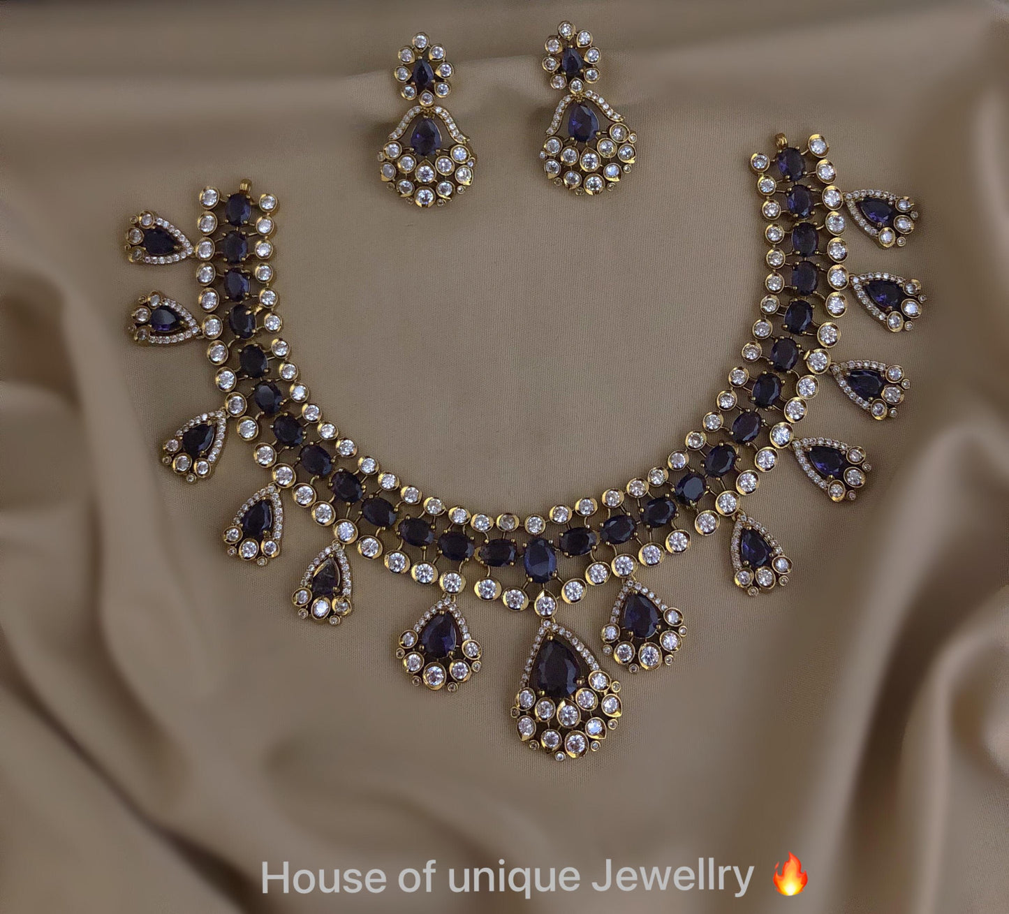 Stone V shape look necklace