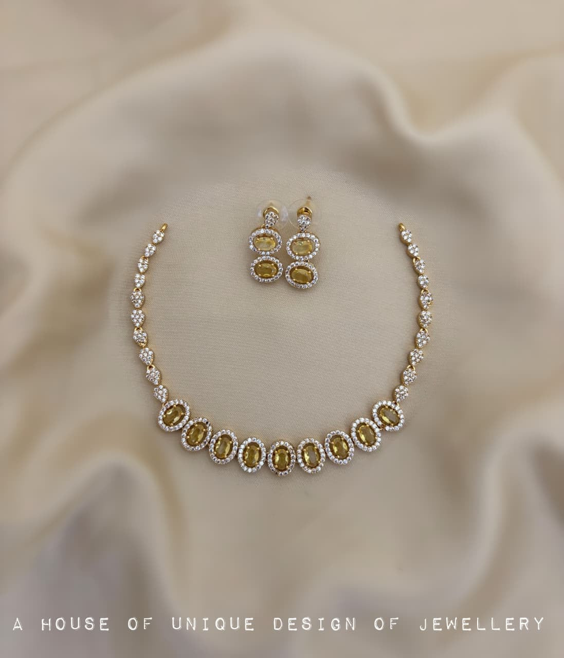 Simple stone align necklace