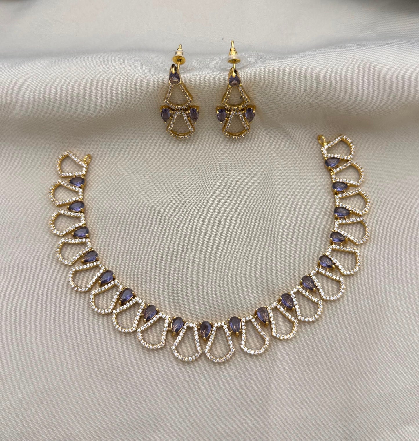 Simple petal stone necklace