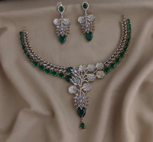 Leaf design necklace