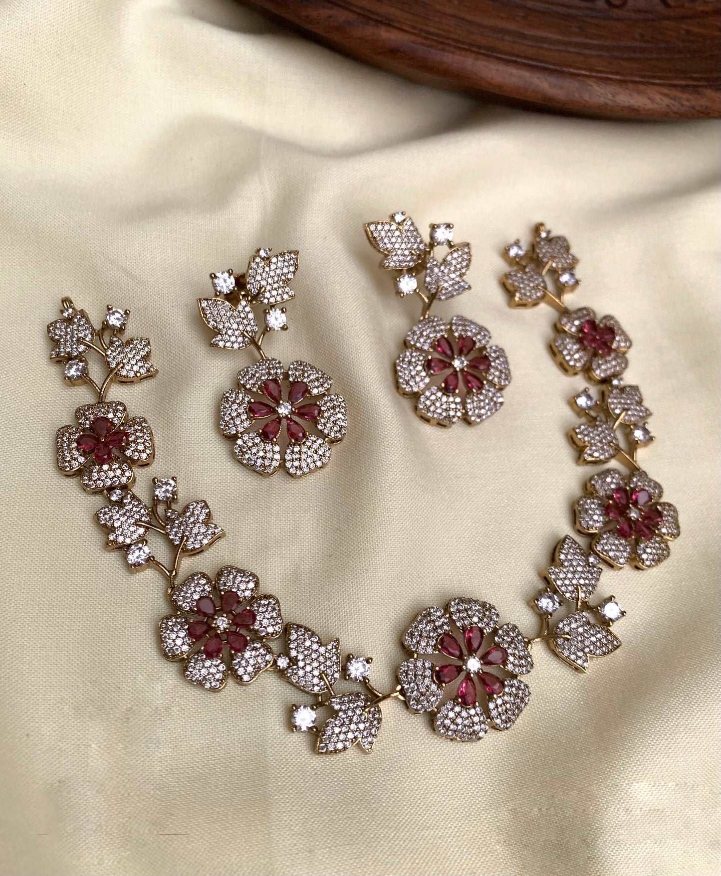 Flower design necklace