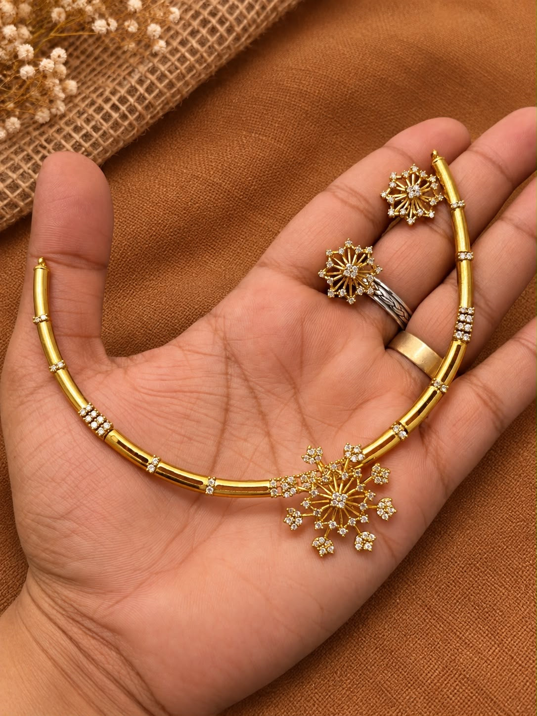 Stone pendent hasli