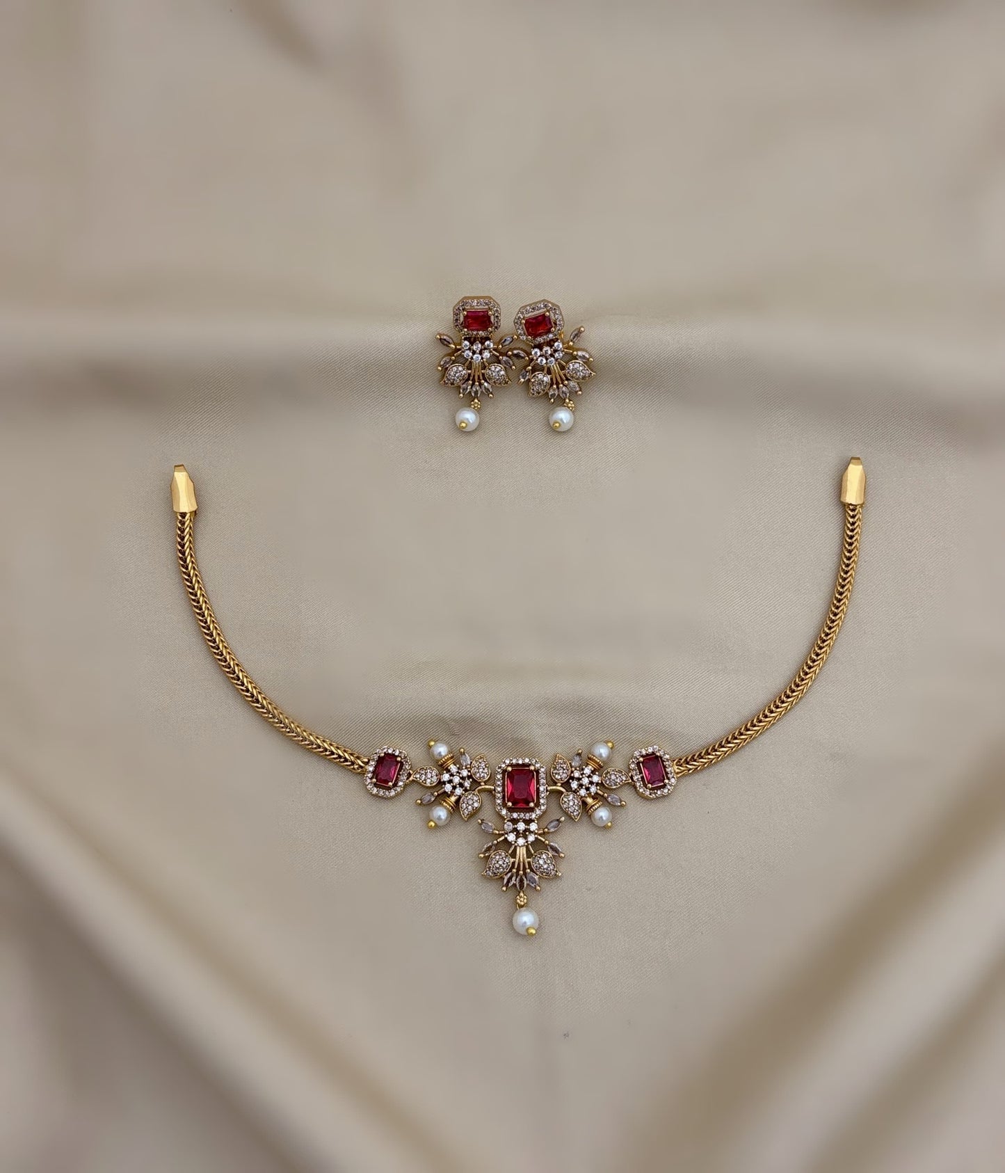 Simple stone choker