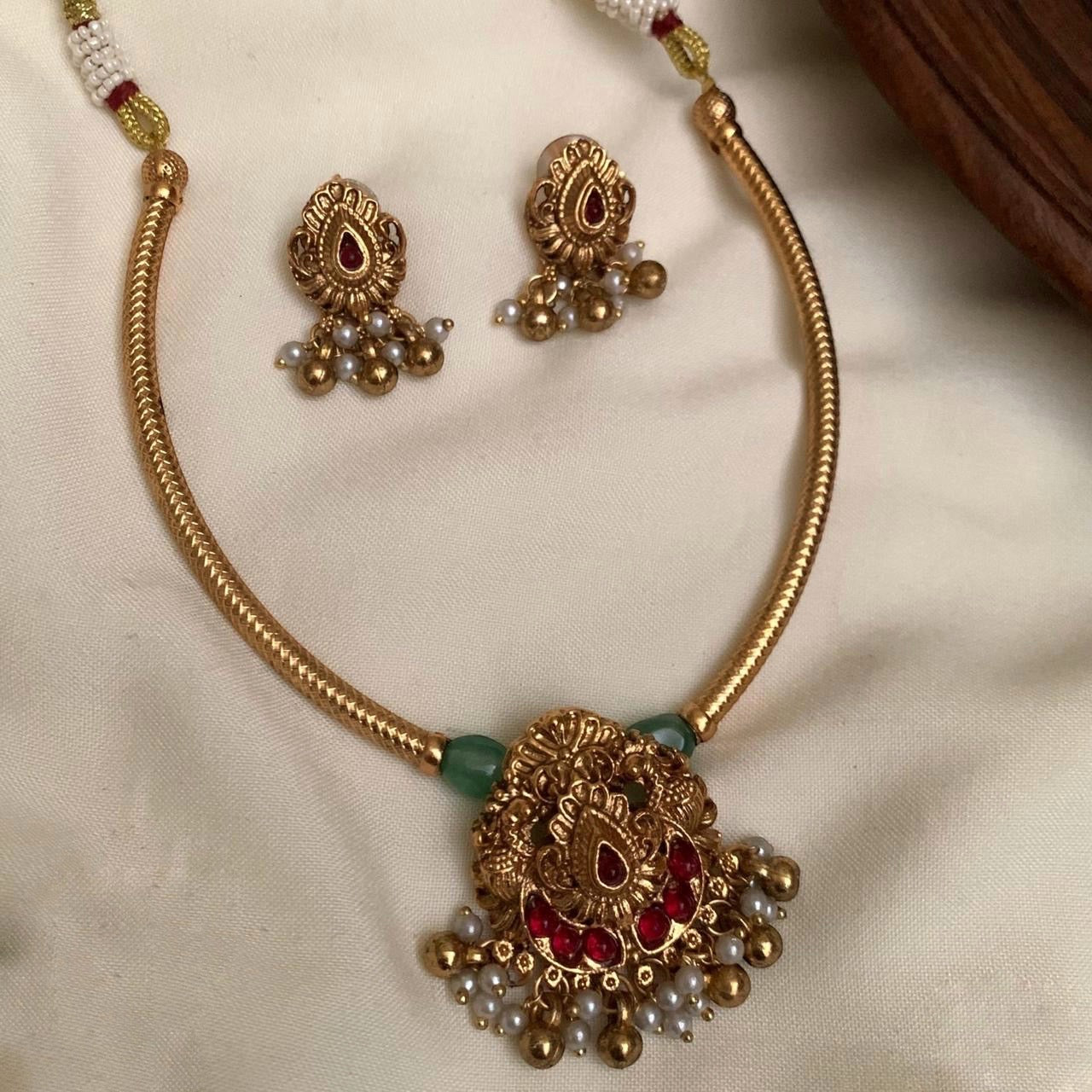 Red and green beads hasli