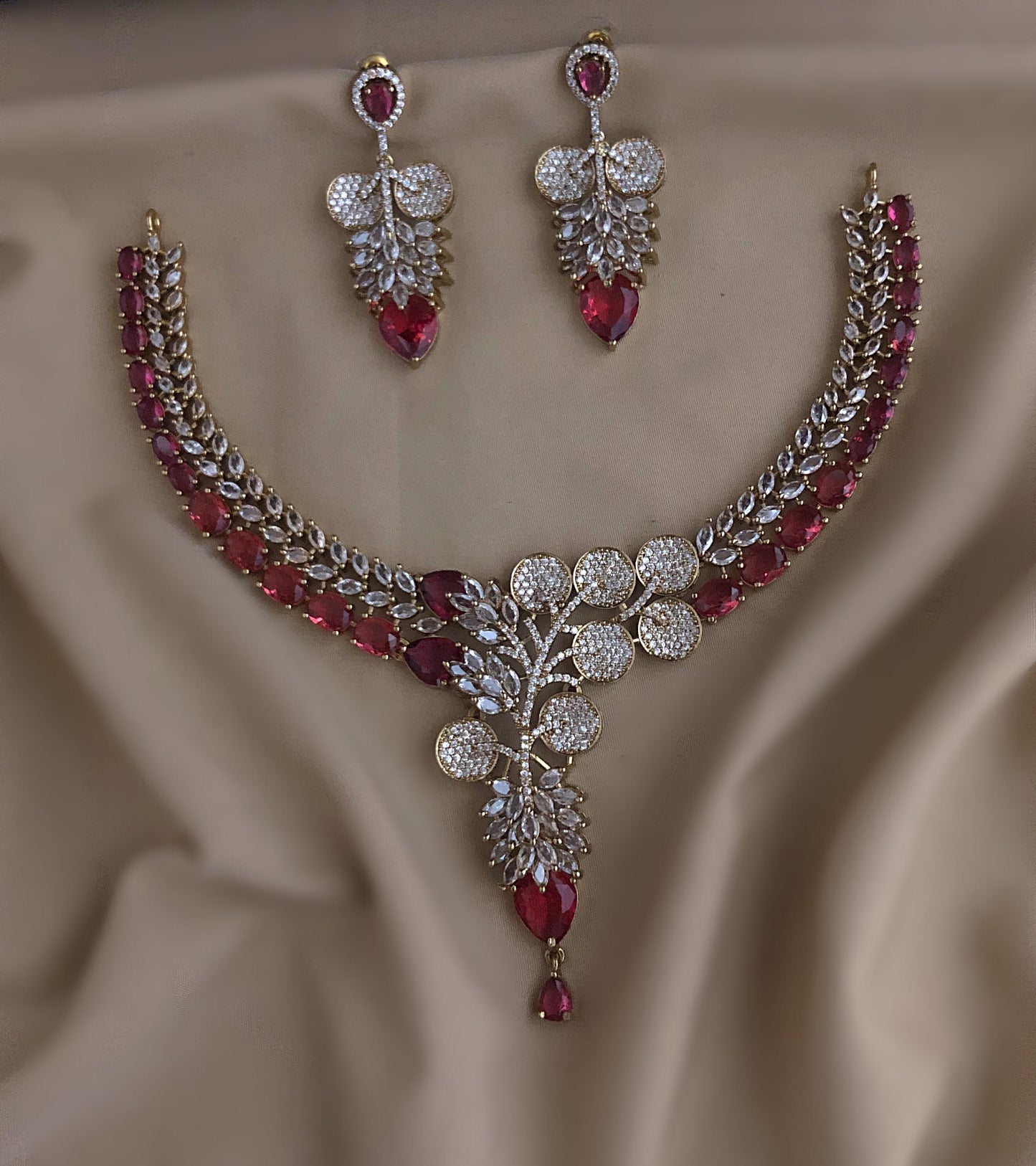 Leaf design necklace